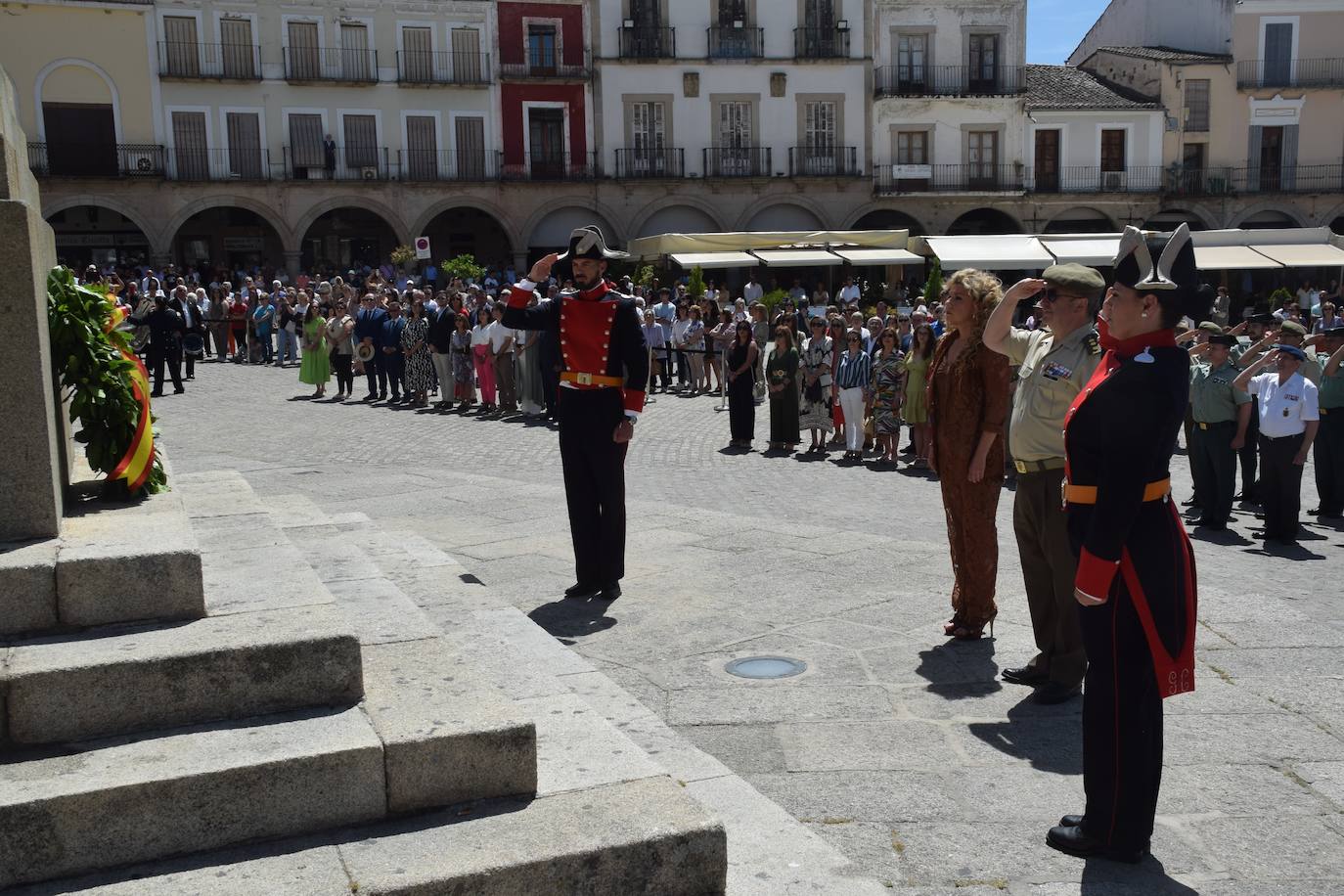 Imagen principal - La plaza Mayor acoge el izado de la bandera con un intenso sol