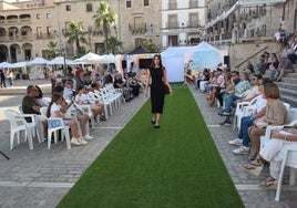 Una de las modelos participantes en el desfile de moda.