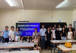 Alumnado protagonista del proyecto, junto con docentes y los concejales, tras la presentación.