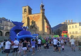 Hinchables en la plaza Mayor durante las fiestas patronales.
