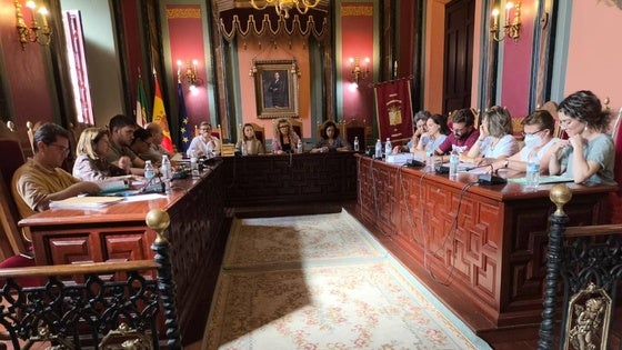 La alcaldesa da explicaciones en el Pleno sobre la suspensión de la feria