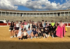 El grupo de jóvenes en la plaza de toros trujillana