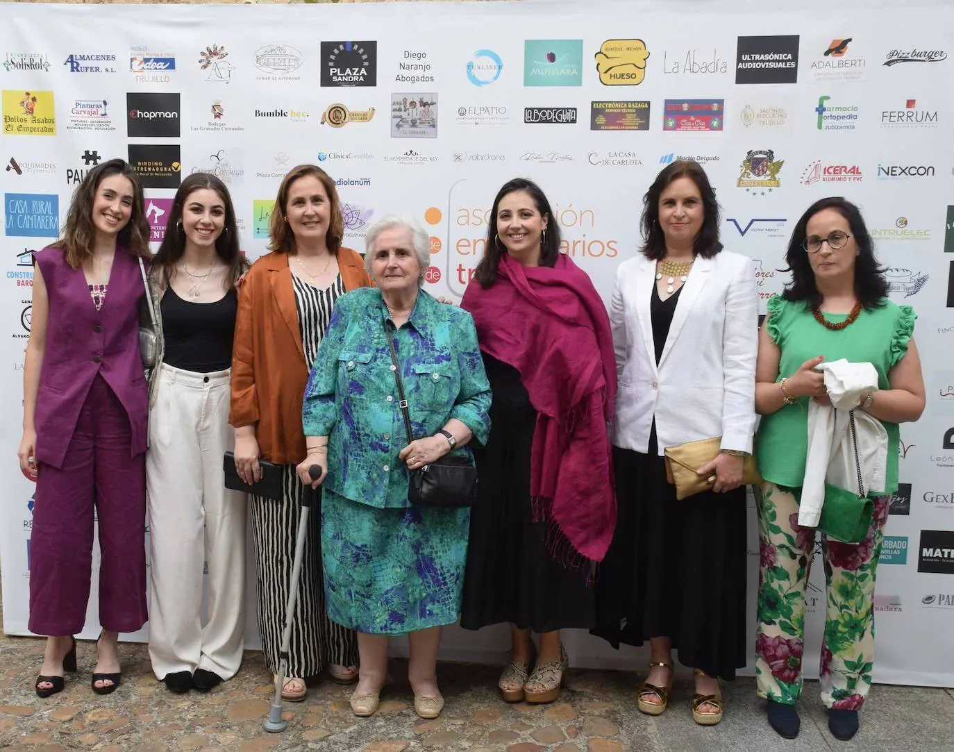 Magdalena Cancho, junto a sus familiares, en la gala de los Premios Empresariales.