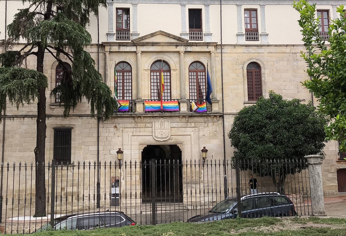 La bandera arcoiris en el balcón del Ayuntamiento.