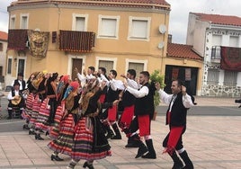 La agrupación Folklórica Virgen de los Remedios de Torrecillas de la Tiesa.