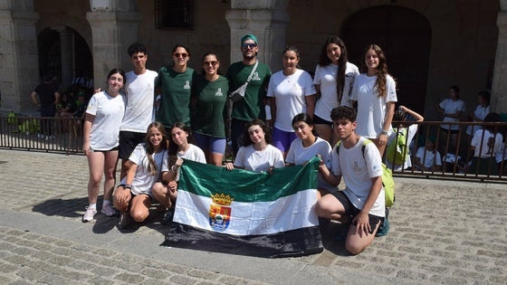 200 jóvenes de la Ruta Quetzal 'toman' la ciudad bajo un intenso calor