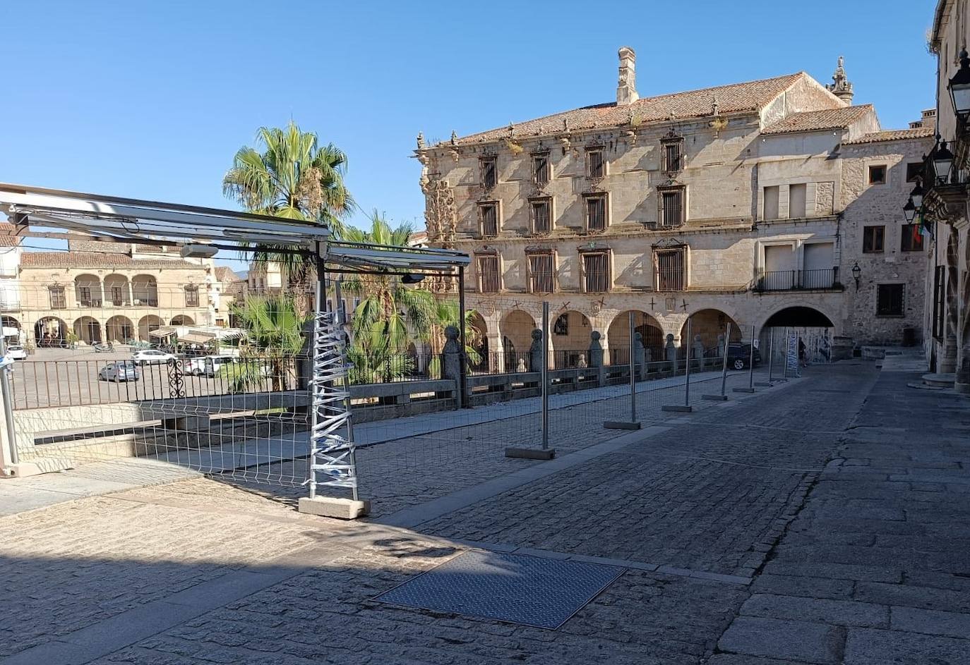 Una de las zonas de la plaza Mayor con el vallado