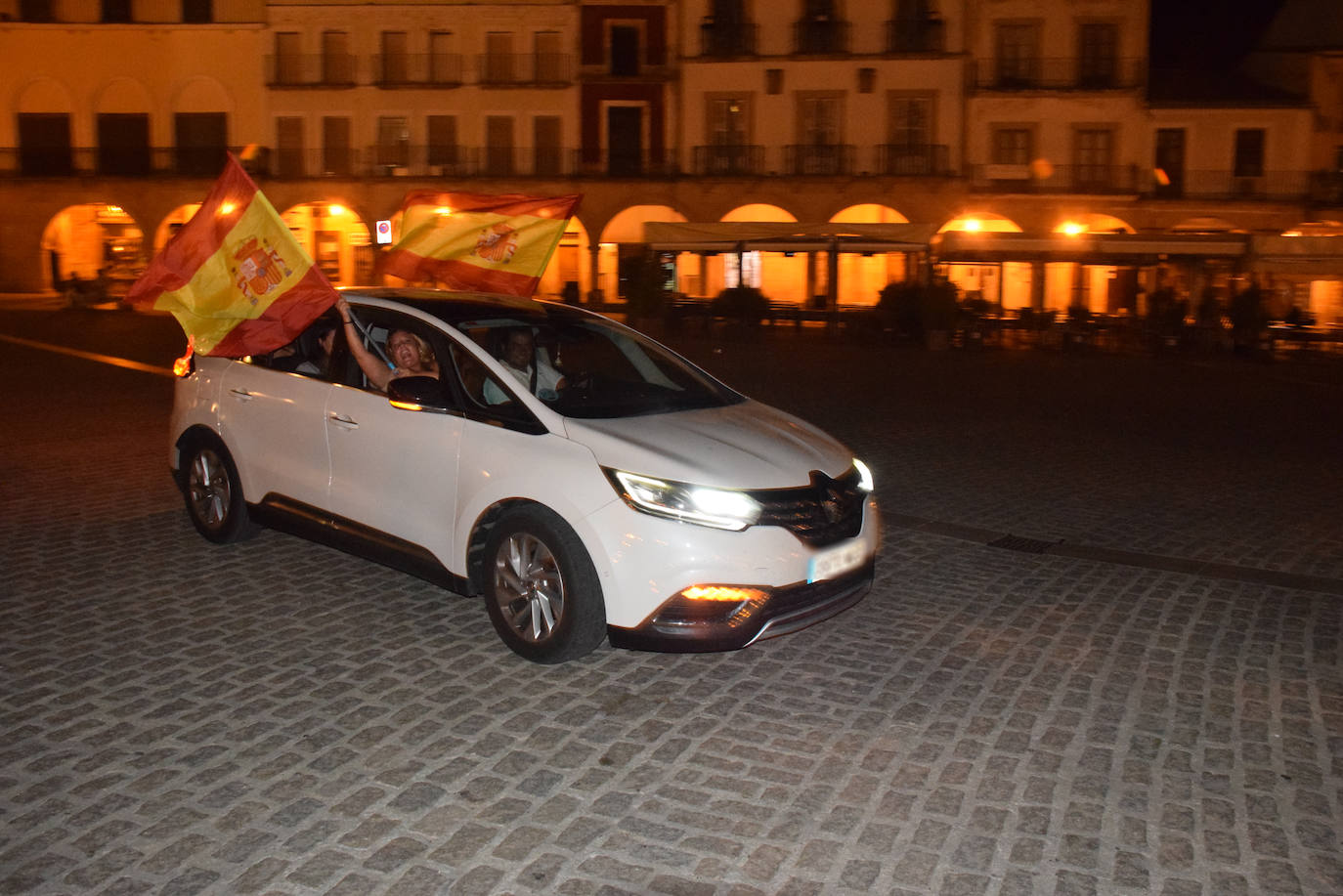 Grupos de vecinos celebran la Eurocopa en la plaza Mayor