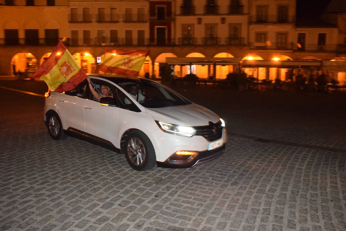 Grupos de vecinos celebran la Eurocopa en la plaza Mayor