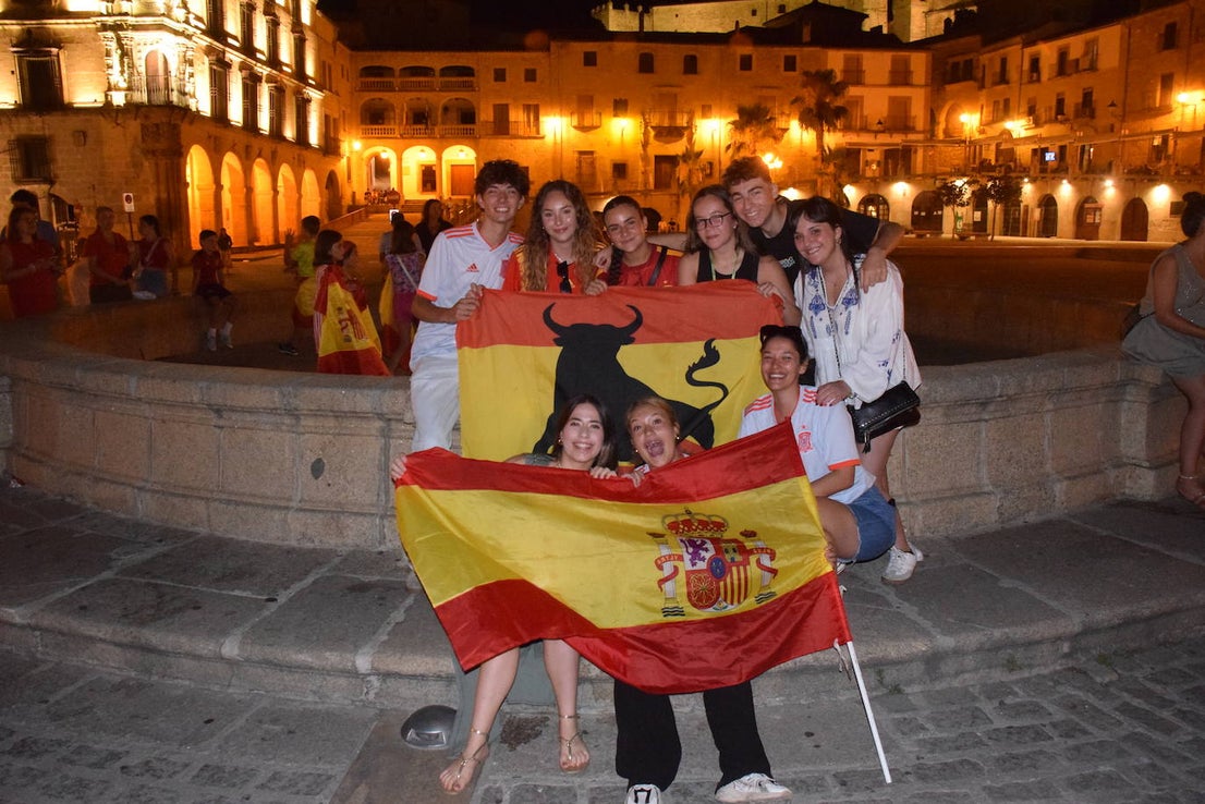 Grupos de vecinos celebran la Eurocopa en la plaza Mayor