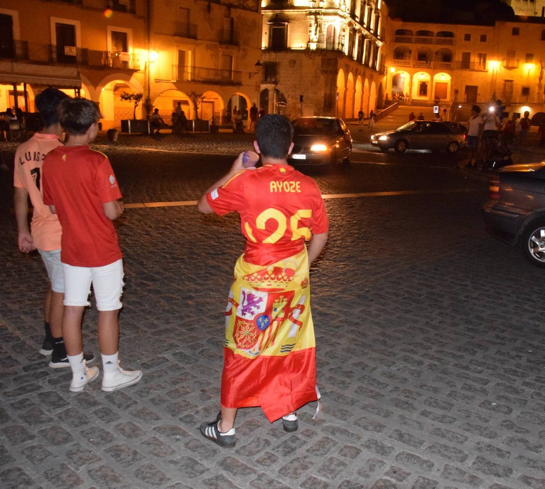 Grupos de vecinos celebran la Eurocopa en la plaza Mayor