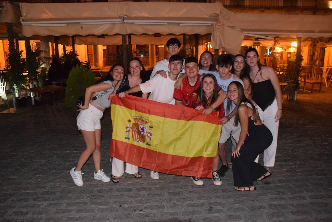 Grupos de vecinos celebran la Eurocopa en la plaza Mayor