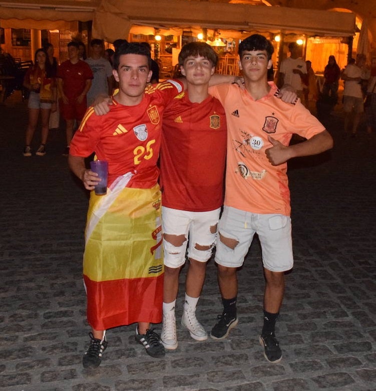 Grupos de vecinos celebran la Eurocopa en la plaza Mayor