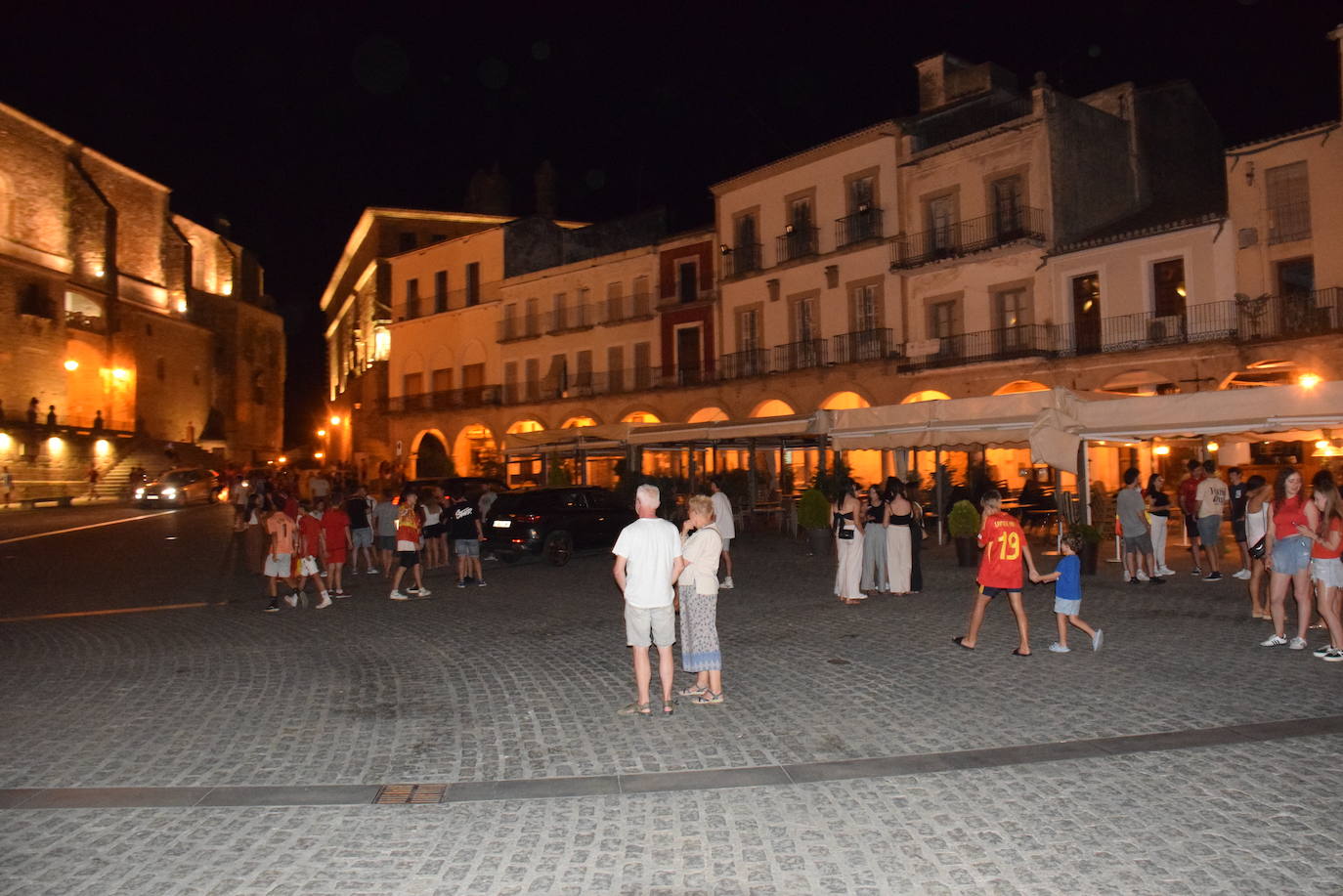 Grupos de vecinos celebran la Eurocopa en la plaza Mayor