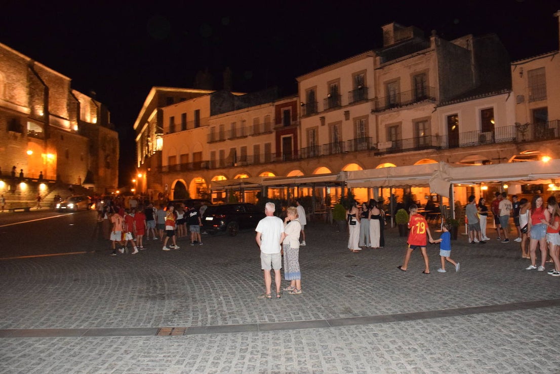 Grupos de vecinos celebran la Eurocopa en la plaza Mayor
