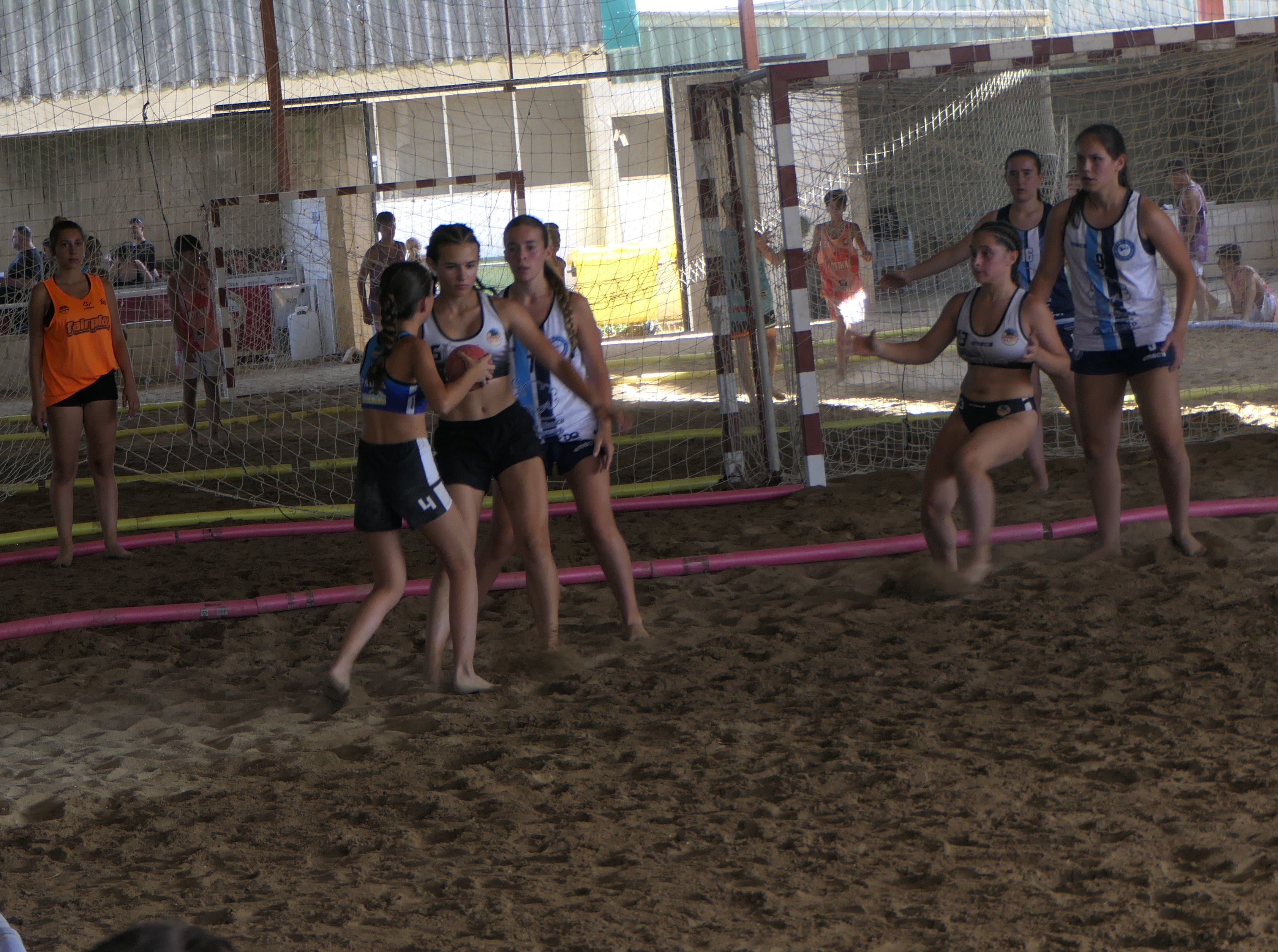 El balonmano playa conquista el recinto hípico