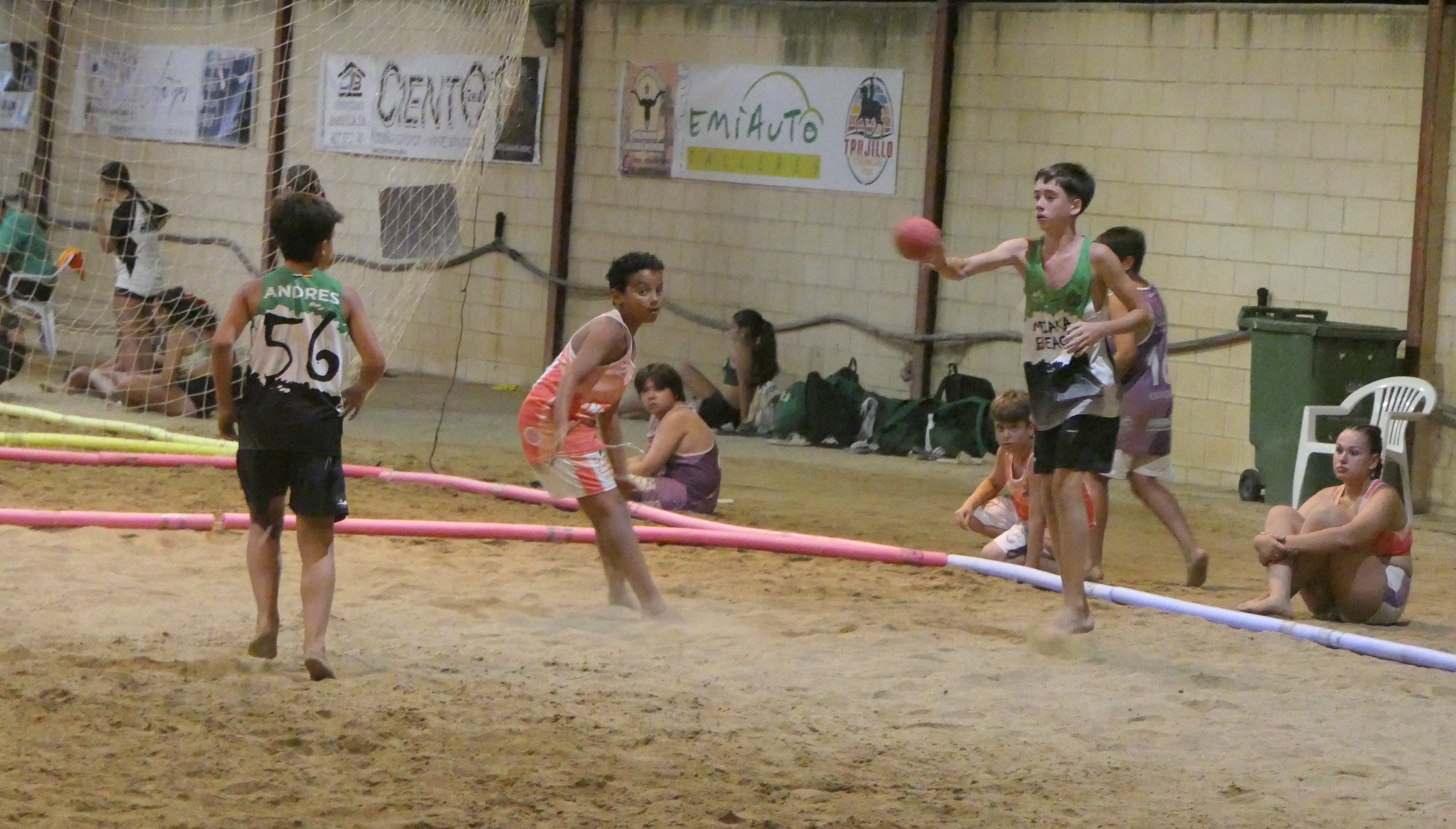 El balonmano playa conquista el recinto hípico