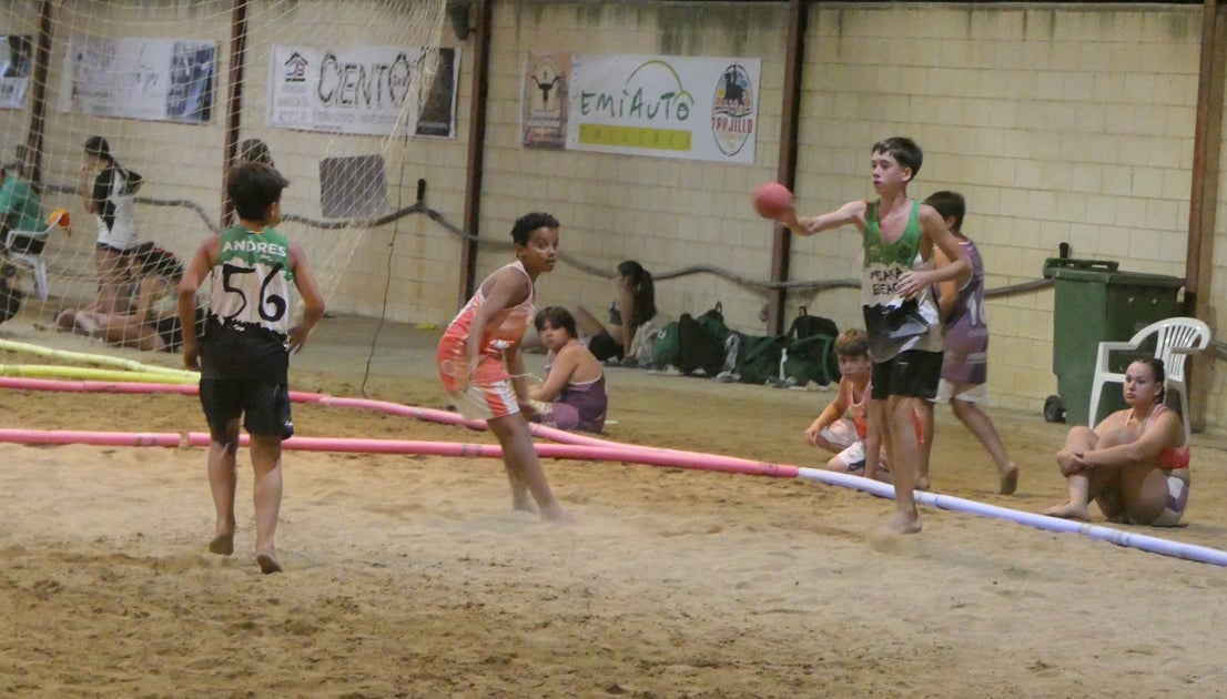 El balonmano playa conquista el recinto hípico