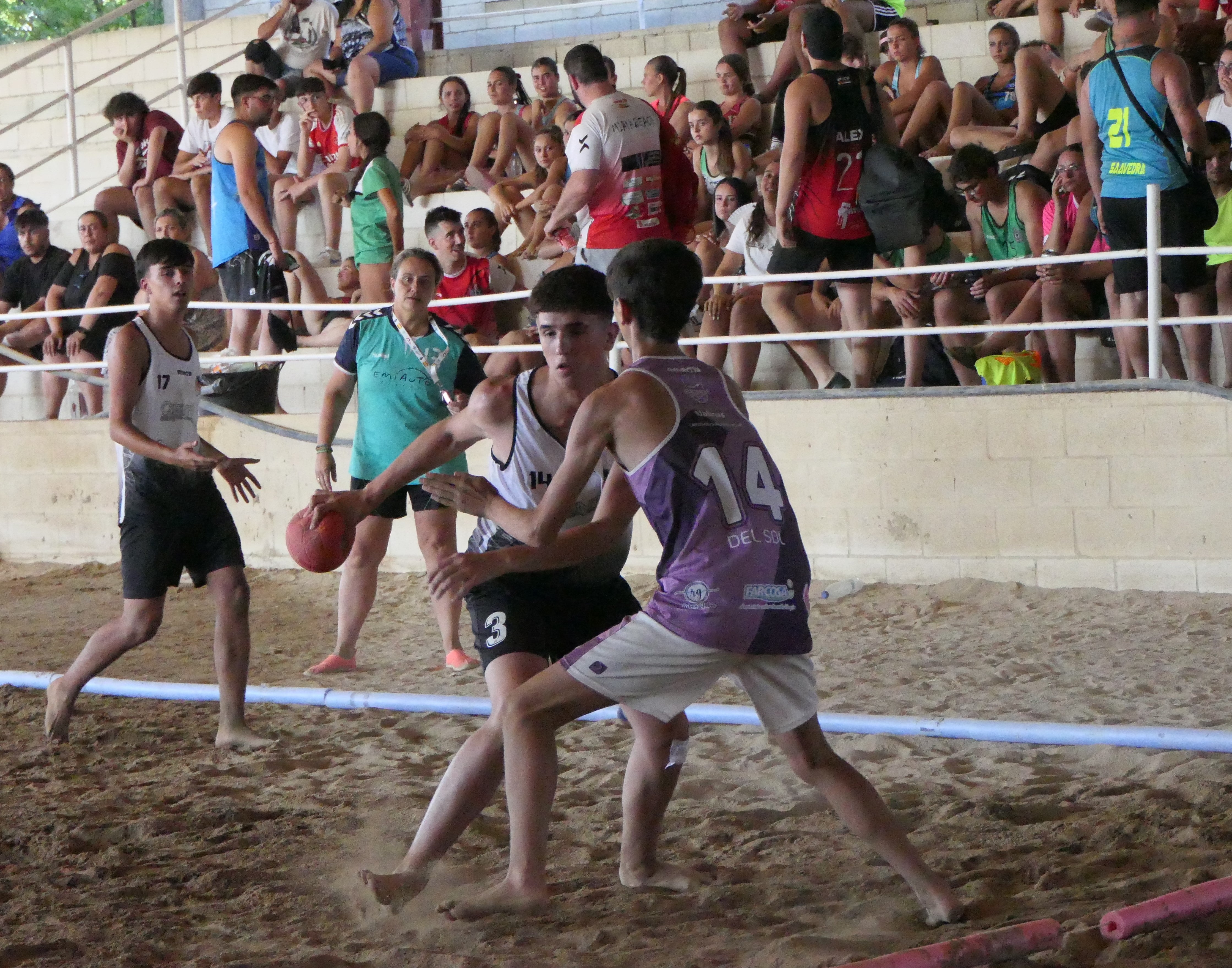 El balonmano playa conquista el recinto hípico