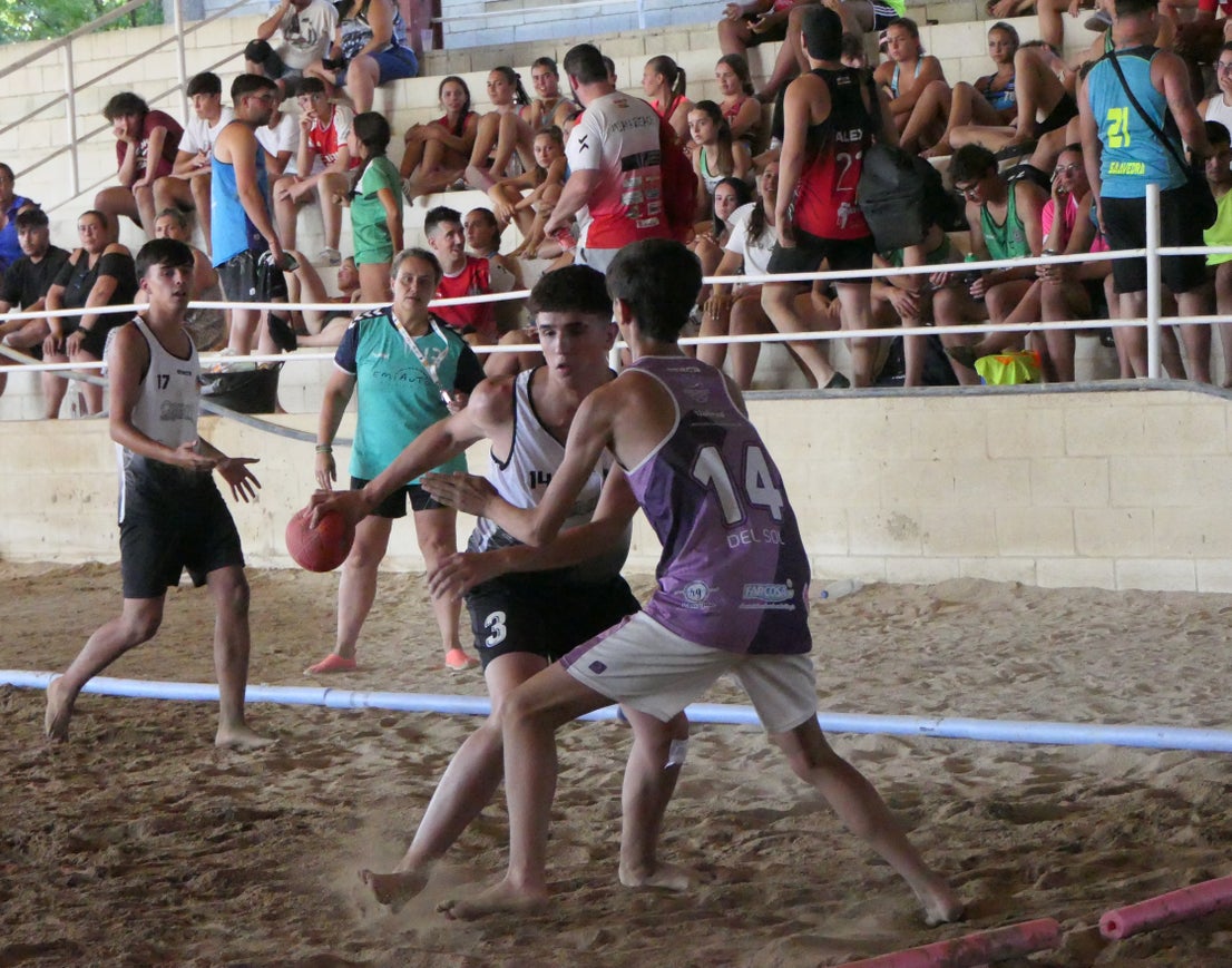 El balonmano playa conquista el recinto hípico