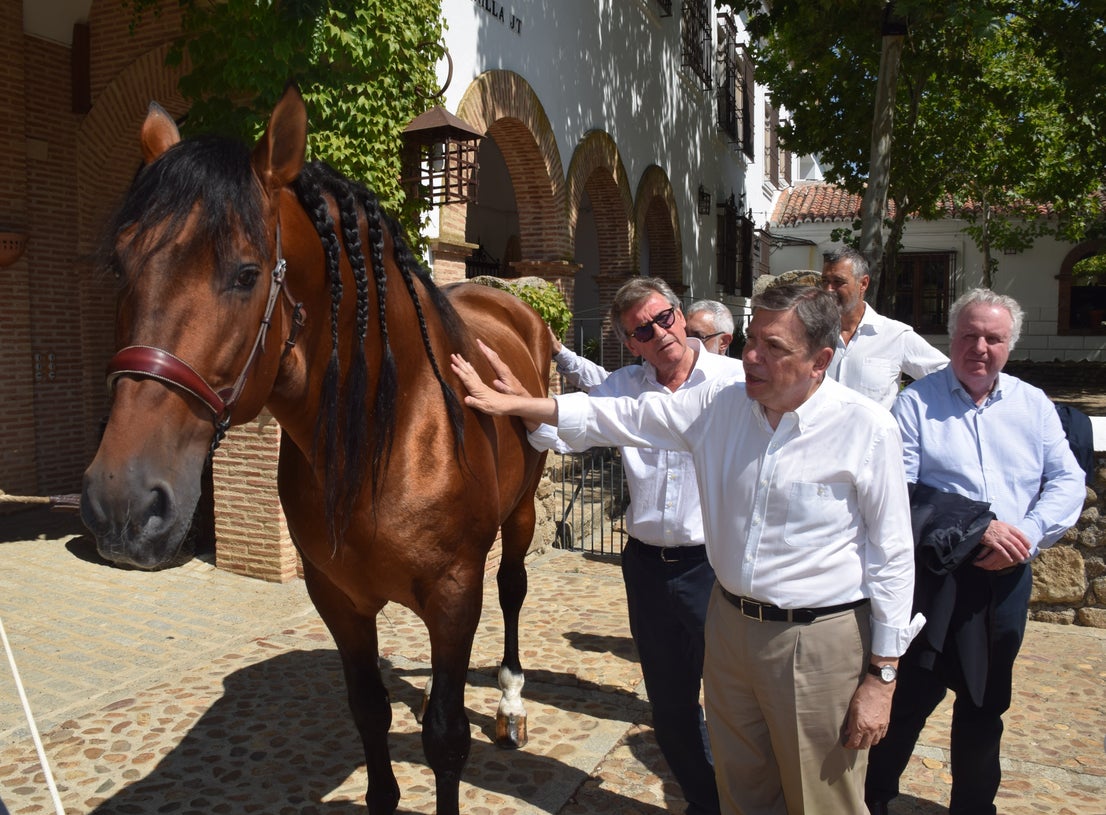 Visita del ministro de Agricultura a Bodegas Habla
