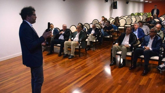 Bodegas Habla recibe al ministro Planas