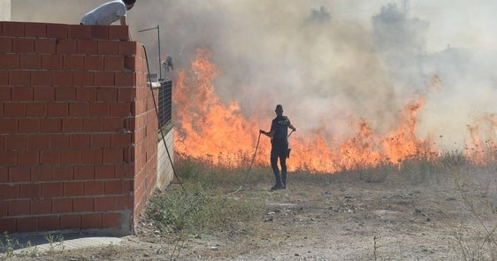 Susto ante el incendio ocurrido en las traseras del campo de fútbol