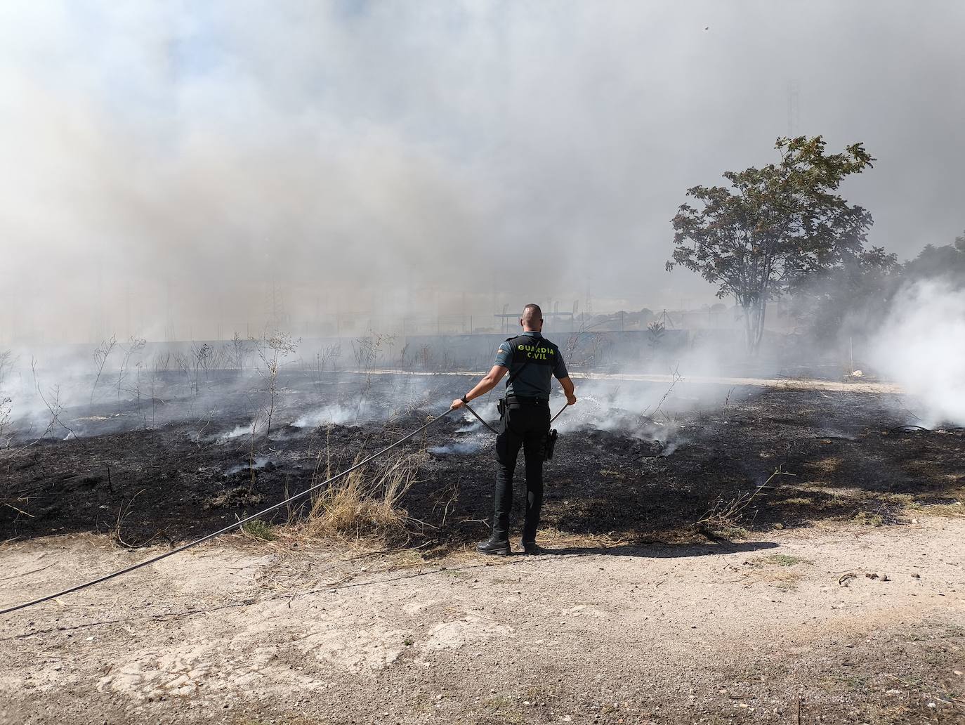 Incendio en las traseras del campo de fútbol