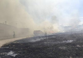 Incendio en las traseras del campo de fútbol