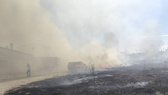Incendio en las traseras del campo de fútbol