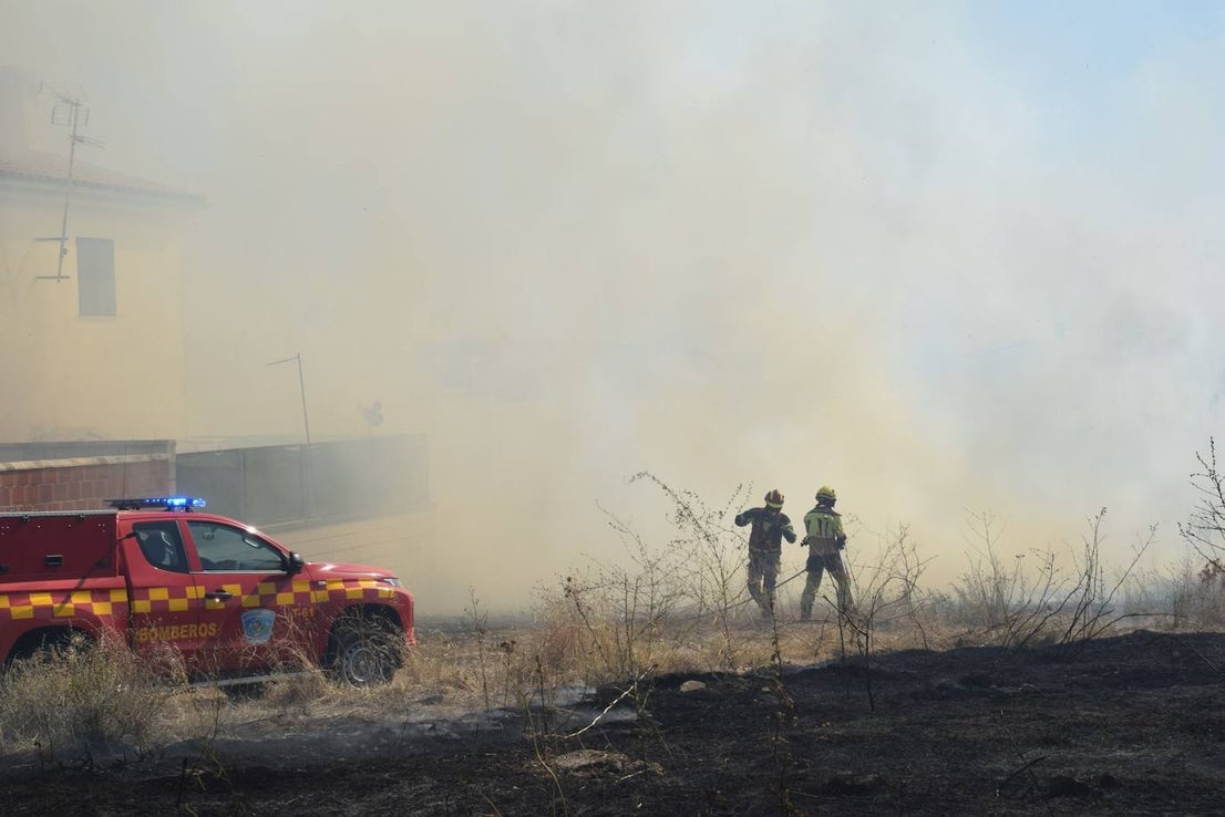 Incendio en las traseras del campo de fútbol