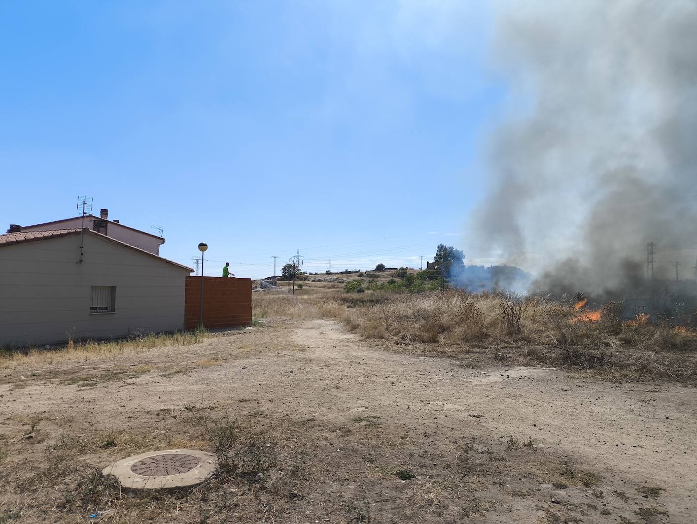 Incendio en las traseras del campo de fútbol