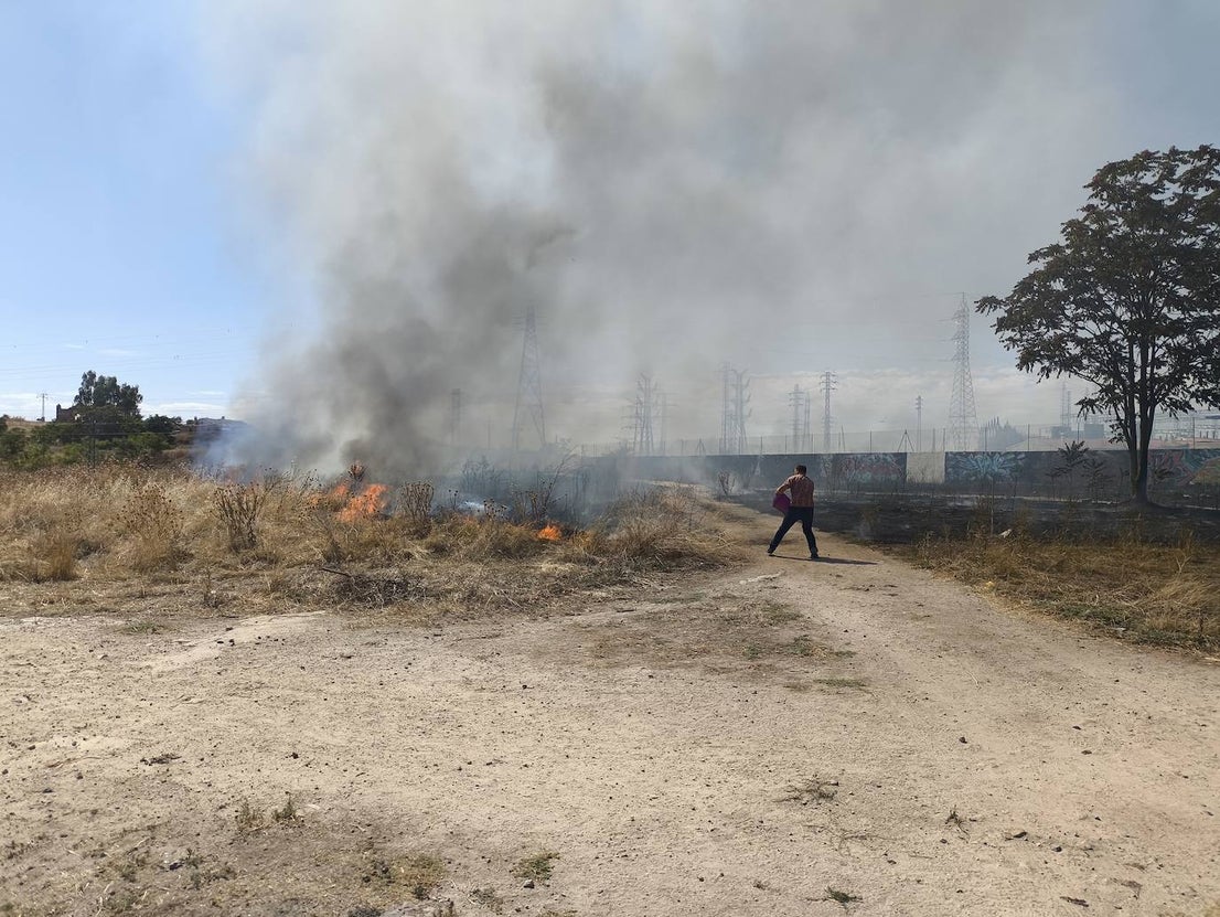 Incendio en las traseras del campo de fútbol