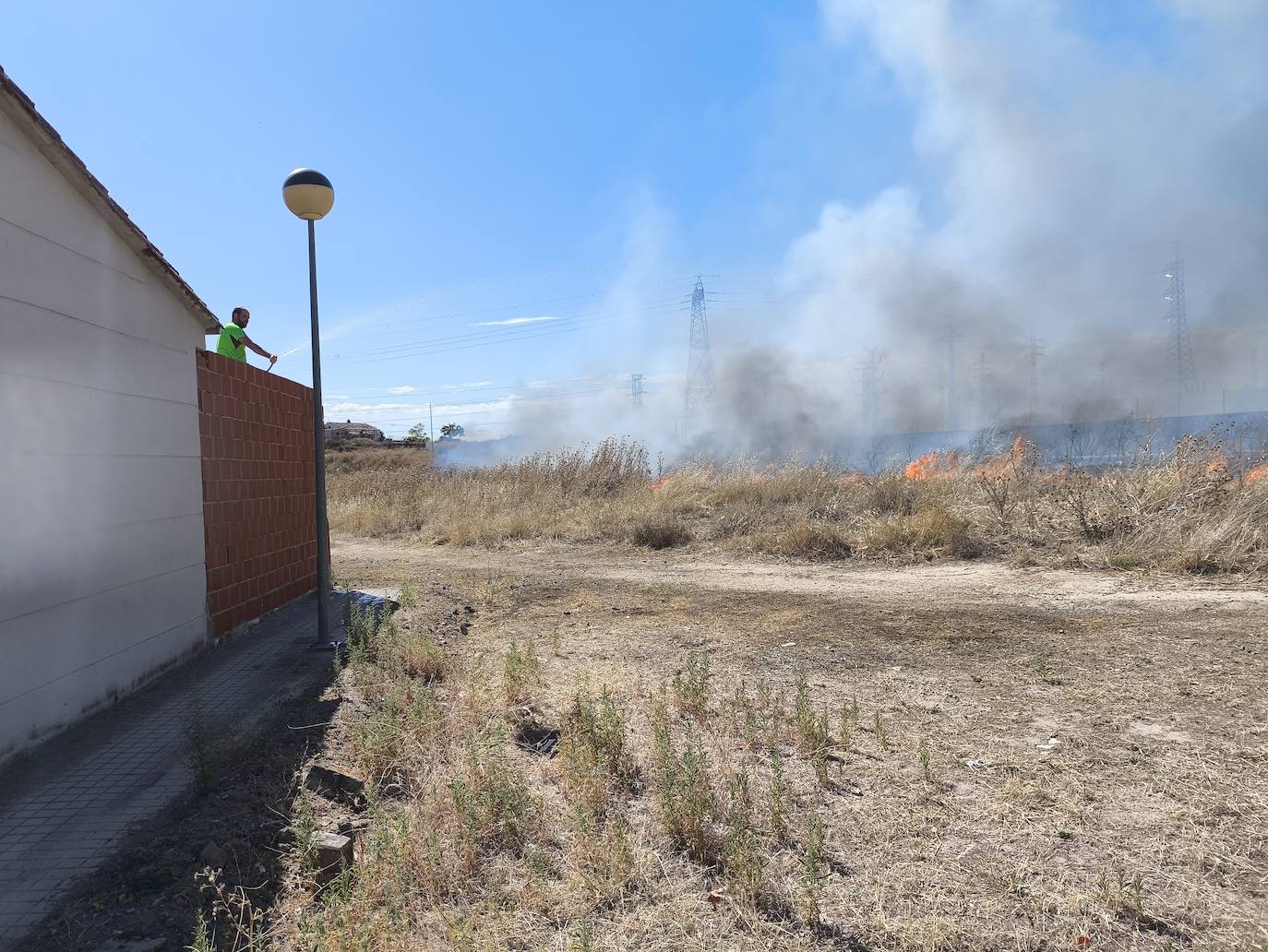 Incendio en las traseras del campo de fútbol