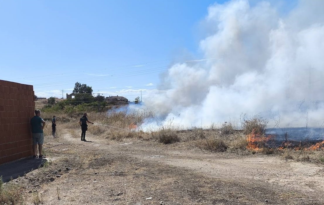 Incendio en las traseras del campo de fútbol