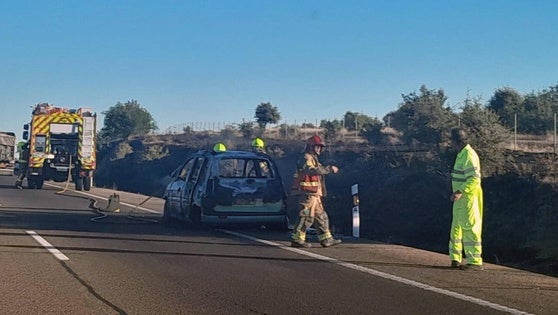 Sale un coche ardiendo en la autovía A-5, cerca de Trujillo