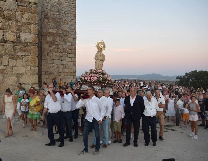 Traslado de la Virgen desde el castillo hasta la iglesia de San Martín.