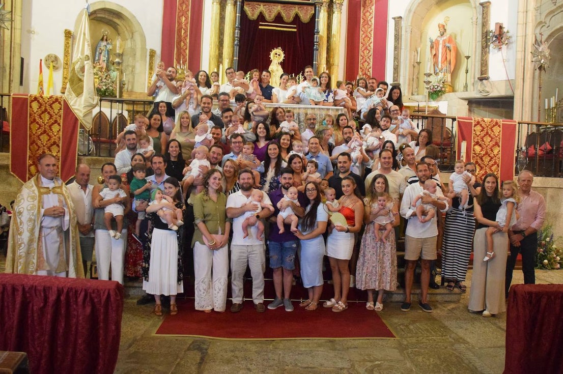 Los bebés, ante la Patrona