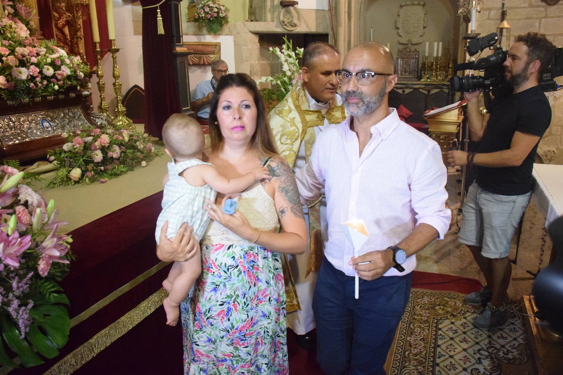 Los bebés, ante la Patrona