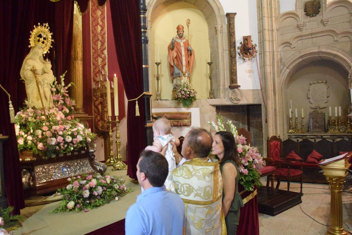 Los bebés, ante la Patrona