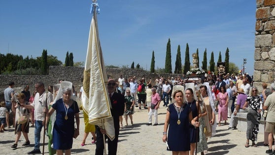 Cientos de personas despiden a la Patrona, en su vuelta al castillo