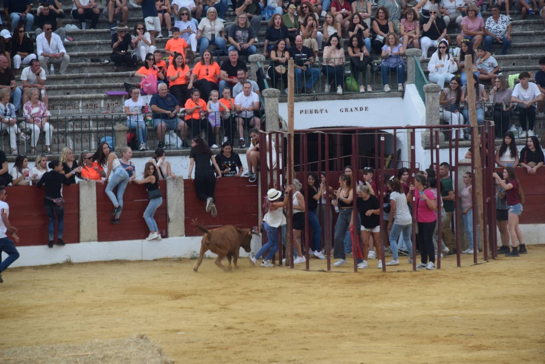Gran ambiente en el día de la capea de las mujeres