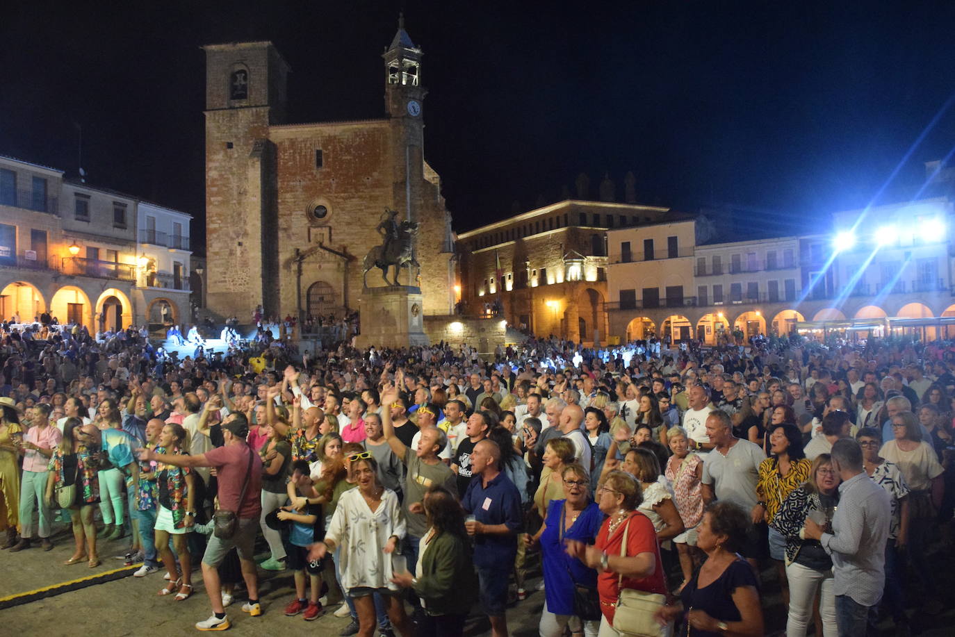 Gran ambiente en el día de la capea de las mujeres