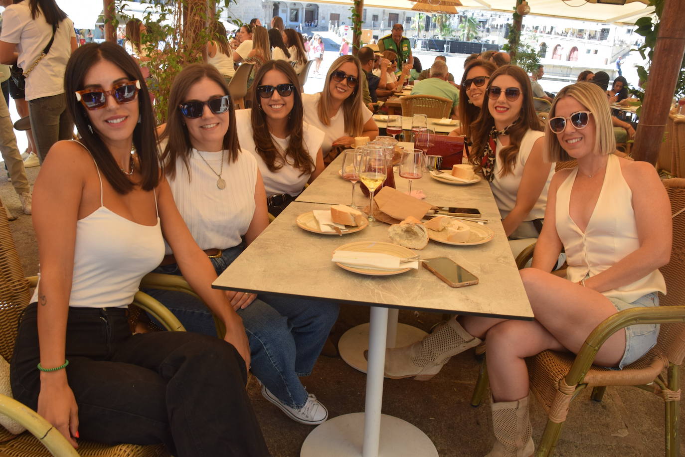 Gran ambiente en el día de la capea de las mujeres