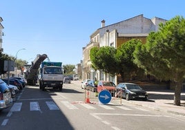 Los trabajos con uno de los cortes de la obra, ayer.