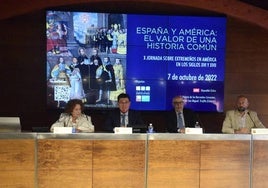 Orellana Pizarro, junto a representantes de academias de la historia, en la jornada de 2022
