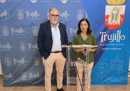Miguel Martins y Consuelo Soriano, presentando las propuestas.
