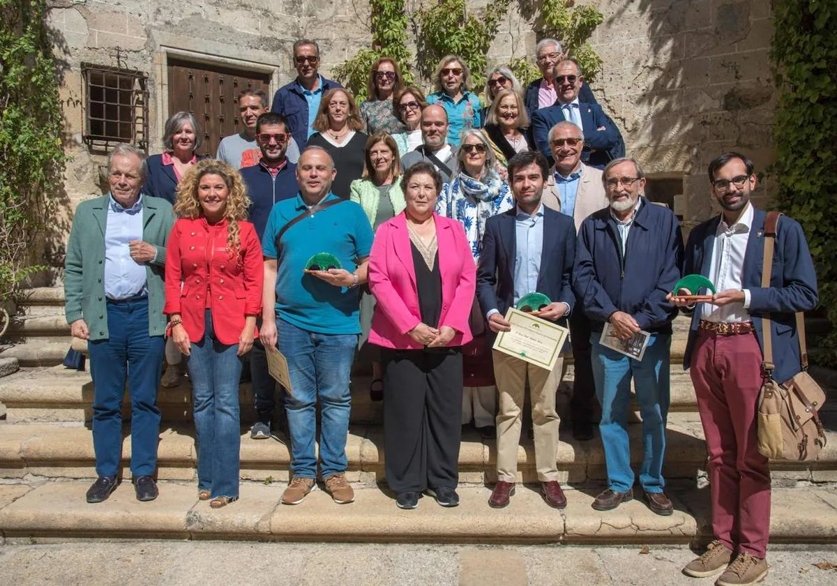 Foto familia con premiados, patrocinadores, autoridades, organizadores y participantes.