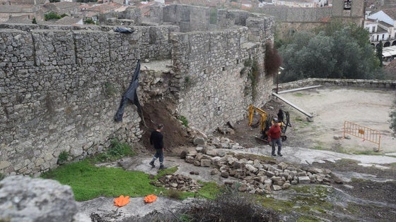 La Junta inicia la recuperación del tramo de muralla caído en abril
