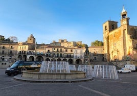 Preparativos ayer por la tarde del árbol de Navidad